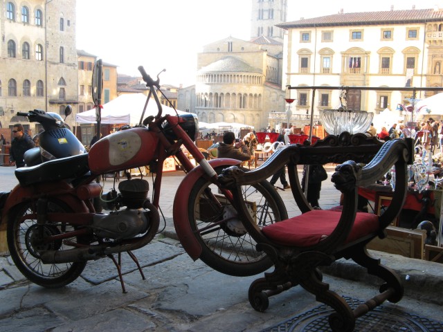 ярмарка антиквариата в Ареццо - мотоцикл и банкетка